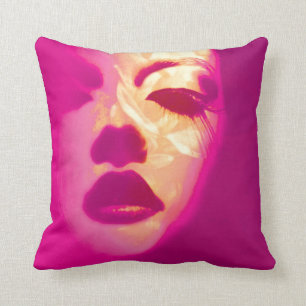 Coussin rose de visage de mode peint par charme