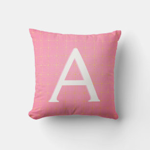 Coussin Rose et accent initial décoré d'un monogramme