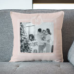 Coussin Rose et blanc modernes | Photo de famille | Initia<br><div class="desc">cette photo de famille moderne rose et blanc dégage un sentiment de convivialité,  d'amour et de style contemporain. Il saisit un moment de joie et d'unité,  mettant en valeur la beauté de la famille et leur lien harmonieux.</div>