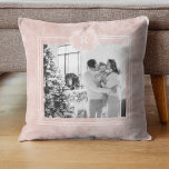 Coussin Rose et blanc modernes | Photo de famille | Jeu in<br><div class="desc">cette photo de famille moderne rose et blanc dégage un sentiment de convivialité,  d'amour et de style contemporain. Il saisit un moment de joie et d'unité,  mettant en valeur la beauté de la famille et leur lien harmonieux.</div>