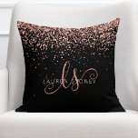 Coussin Rose Gold Blush Pink Parties scintillant Glam Nom<br><div class="desc">Glam Rose Gold Parties scintillant Élégant Monogramme Jeu d'oreiller. Personnalisez facilement ce design d'oreiller chic et branché avec une élégante parties scintillant brillante en or rose sur un arrière - plan noir. Le design comprend votre monogramme manuscrit avec de jolis tourbillons et votre nom.</div>