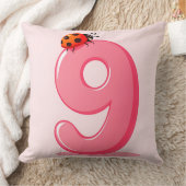 Coussin Rose numéro neuf avec coccinelle (Couverture)