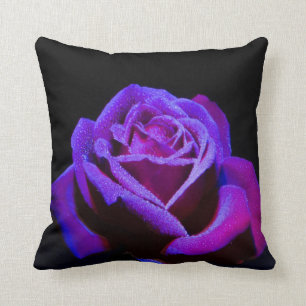 Coussin Rose pourpre avec gouttes d'eau sur Arrière - plan