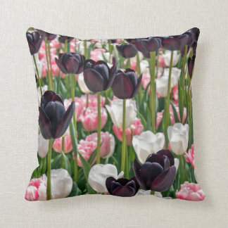 Coussin rose, prune et tulipes blanches