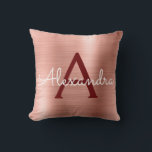 Coussin Rose Rose Gold Burgundy Métallc Monogram<br><div class="desc">Blush Pink - Rose Gold et Bourgogne Foil brossé Monogramme en métal Nom et Coussin initial. La coussin est un cadeau parfait pour quelqu'un qui décorait sa chambre en or rose.</div>