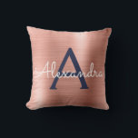 Coussin Rose Rose Gold Navy Blue Monogramme Nom<br><div class="desc">Blush Pink - Rose Gold et Navy Blue Foil brossé Monogramme en métal Nom et Coussin initial. La coussin est un cadeau parfait pour quelqu'un qui décorait sa chambre en or rose.</div>