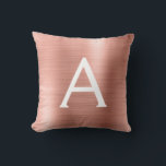 Coussin Rose Rose Or brossé Métal Nom du monogramme<br><div class="desc">Blush Pink - Rose Gold Foil brossé Monogramme en métal Nom et Coussin initial. Le coussin monogrammed fait le cadeau parfait Fête des mariées, Bachelorette Party, Baby shower, Mariage ou Sweet 16, 18th, 21th, 30th, 40th, 50th, ou 60th Birthday pour quelqu'un décorant sa chambre en or rose élégant et moderne....</div>