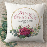 Coussin Rose rouge et Eucalyptus Mis Quince Anos Custom<br><div class="desc">Rose rouge et Eucalyptus Quinceanera coussin, écrit avec Mis Quince Años en calligraphie élégante. L'aménagement comprend des fleurs roses, des feuilles d'eucalyptus et de la verdure. L'agencement floral est placé dans un cadre de cercle géométrique doré. Si vous souhaitez faire correspondre des produits, veuillez parcourir ma collection ou m'envoyer un...</div>