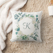 Coussin Roses blanches à monogramme verdure eucalyptus flo (Couverture)