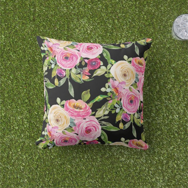 Coussin Roses d'aquarelle en rose et crème sur noir (Herbe)