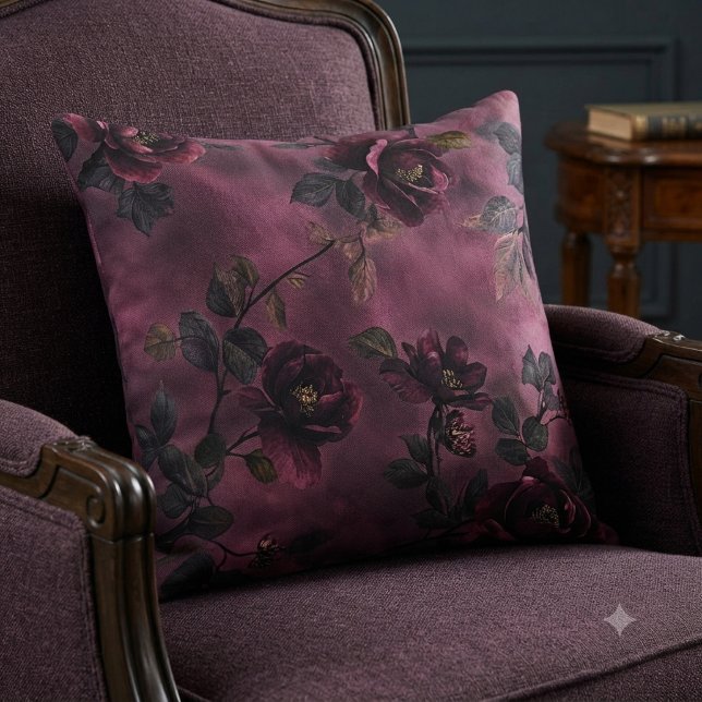 Coussin Roses élégantes sur un fond violet foncé.  (Créateur téléchargé)