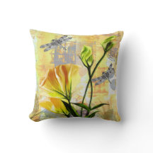 Roses jaunes et libellules dans la bruyère