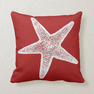 Coussin rouge avec des étoiles de mer