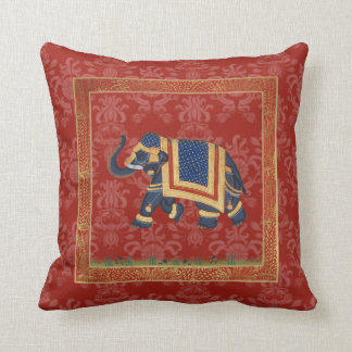 Coussin rouge mignon de damassé d'or de l'Inde