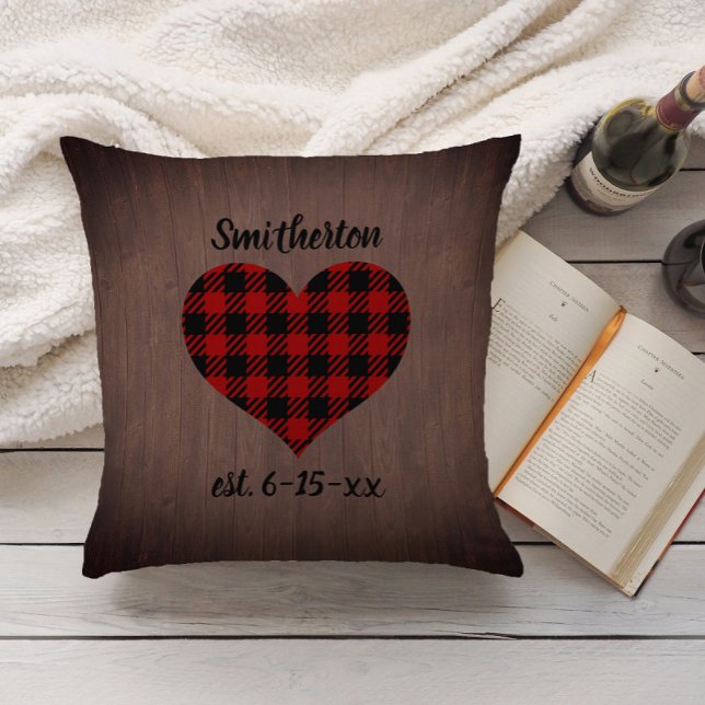 Coussin Rouge Noir Buffalo Plaid Rustique Bois Coeur Famil (Red and black buffalo plaid on brown monogram and date pillow. Personalized with wedding date.)