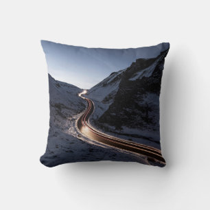 COUSSIN ROUTE COURBE AU MILIEU DE LA NEIGE MONTAGNE COUVER