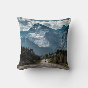 Coussin Route vers la grande montagne, route, forêt, tra