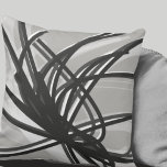 Coussin Rubans Abstraits gris et blancs<br><div class="desc">L'oreiller à jetons gris et blanc présente une composition artistique abstraite de ruban aux tons gris avec des accents blancs sur un arrière - plan gris clair. Cette composition abstraite est construite sur des combinaisons de rubans répétés, qui sont superposés et entrelacés pour former un motif abstrait complexe et complexe....</div>