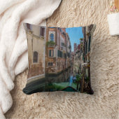 Coussin Rue étroite avec canal à Venise (Couverture)