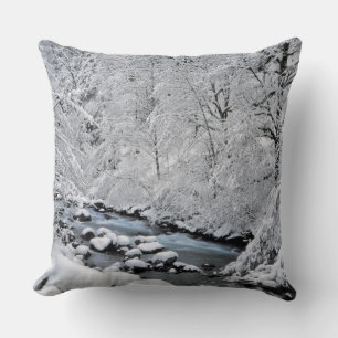 Coussin Ruisseau blanc enneigé pittoresque, Oregon