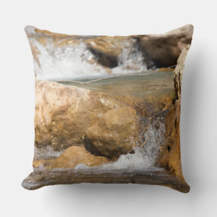 Coussin Ruisseau orageux au printemps