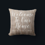 Coussin Russe Bienvenue À Notre Maison Nom De Famille Pers<br><div class="desc">Rustic Bienvenue à notre maison Personnalisé Nom de famille jetez un oreiller avec typographie de script de calligraphie et image arrière - plan de bois.</div>