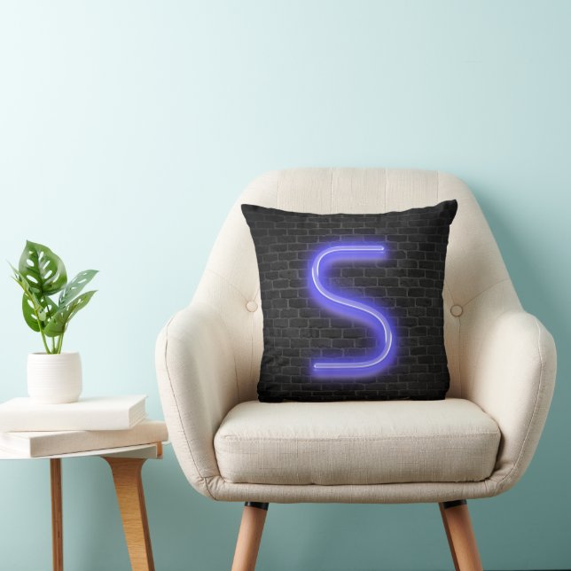 Coussin S initial en néon sur brique  (Chaise)