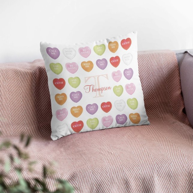 Coussin Saint Valentin Monogramme mignonne bonbon de coeur (Créateur téléchargé)