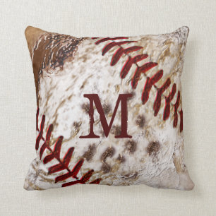 Coussin sale décoré d'un monogramme grunge de