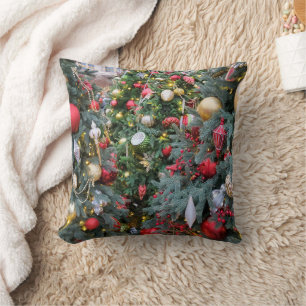 Coussin Sapin de Noël avec des jouets dorés, rouges.