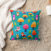 Coussin Scène de forêt ludique avec des animaux mignons (Couverture)