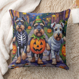 Coussin Schnauzer faisant Trick-or-Treat dans des costumes
