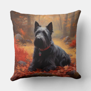 Coussin Scottish Terrier dans les feuilles d'automne qui t