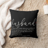 Coussin Script de définition de mari moderne et amusant (Couverture)