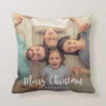 Coussin Script de Noël Joyeux | Photo de vacances<br><div class="desc">COULEUR DE RETOUR CHANGEABLE 1. Célébrez la saison avec cet Oreillère Joyeux Noël Joyeux Script de vacances photo Jeu d'Oreiller. 2. Cliquez sur le bouton "Personnaliser" pour changer de couleur du dos (par exemple : beige-> noir).. 3. Des articles correspondants sont également disponibles.</div>