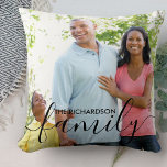 Coussin Script familial personnalisé noir superposition 2<br><div class="desc">Coussin photo de famille personnalisé avec habillage de texte élégant. Le modèle photo est mis en place pour que vous puissiez ajouter vos propres photos - une de l'avant et une de l'arrière. Le recto contient également la superposition de texte que vous pouvez personnaliser avec votre nom de famille. La...</div>