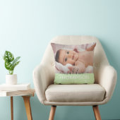 Coussin Script Green Baby Newborn Keepsaké Nom photo (Chaise)