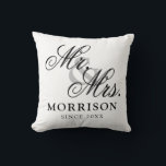 Coussin Script minimaliste flamand élégant Mr et Mrs.<br><div class="desc">Élégant Script minimaliste flamand M. et Mme Throw Pillow. Il s'agit d'un coussin de style design simple et minimaliste avec un élégant script personnalisé flamand, vous pouvez ajouter nom de famille et date mariage, année établie, etc. C'est un cadeau parfait pour les nouveaux mariés.</div>