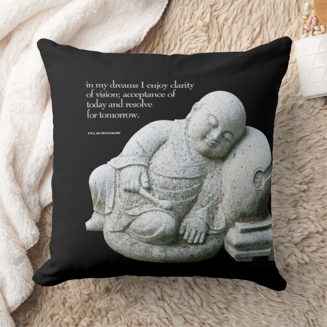 Coussin Sculpture de jeune moine en pierre de moine calme (Couverture)