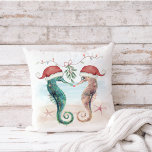 Coussin Seahorse Christmas Kiss Beach Coton<br><div class="desc">Thème côtier L'oreiller à jetons en coton de Noël est muni d'un couple d'hippocampes aquarelle sur la plage portant des chapeaux de Père Noël et s'embrassant sous un tatouage. Visitez ma collection "Seahorse Coastal Christmas Kiss" pour coordonner les invitations, les fournitures de fête, la décoration et plus encore. Art par...</div>