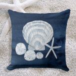 Coussin Seashell Beach House Marine Starfish Sand Dollar<br><div class="desc">Seashell Beach House Navy Starfish Sand Dollar. "Summer Seas" est une collection complète d'oeuvres d'art sur la plage, inspirées du littoral par l'artiste et designer de renommée internationale Audrey Jeanne Roberts. La grande coquille de Saint-Jacques est jumelée à un trio de dollars de sable et à une étoile de mer...</div>