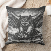 Coussin Sentinelle Hibou ailé par BurnsInHell (Couverture)