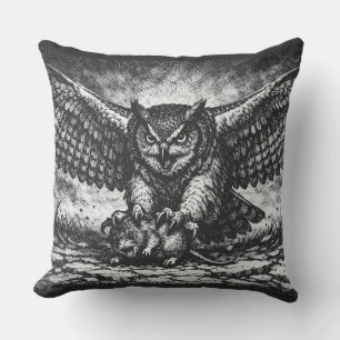 Coussin Sentinelle Hibou ailé par BurnsInHell