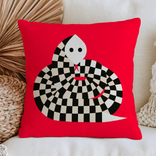 Coussin Serpent à carreaux sur un fond rouge vibrant funky