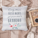 Coussin Seules les meilleures mamans sont promues à grand-<br><div class="desc">Seules les meilleures mamans sont promues à Grand-mère ! Notre joli oreiller à citation florale présente le doux sentiment de la typographie manuscrite ornée d'un jet de fleurs d'aquarelle rose rousse. Un arrière - plan gris subtil rayé, assorti à de nombreux styles de décoration, apporte charme et fantaisie. Un beau...</div>