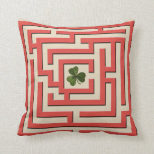 Coussin Shamrock dans le défi rouge 2 de labyrinthe dans 