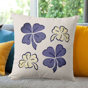 Coussin Shamrock de camaïeu beige violet Dessin St. Patric