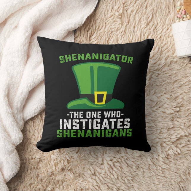 Coussin Shenanigator Celui Qui Instine Les Shenanigans (Couverture)