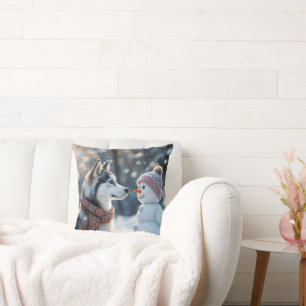 Coussin Sibérien Husky regarde un bonhomme de neige