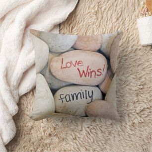 Coussin signe d'amour familial sur pierres